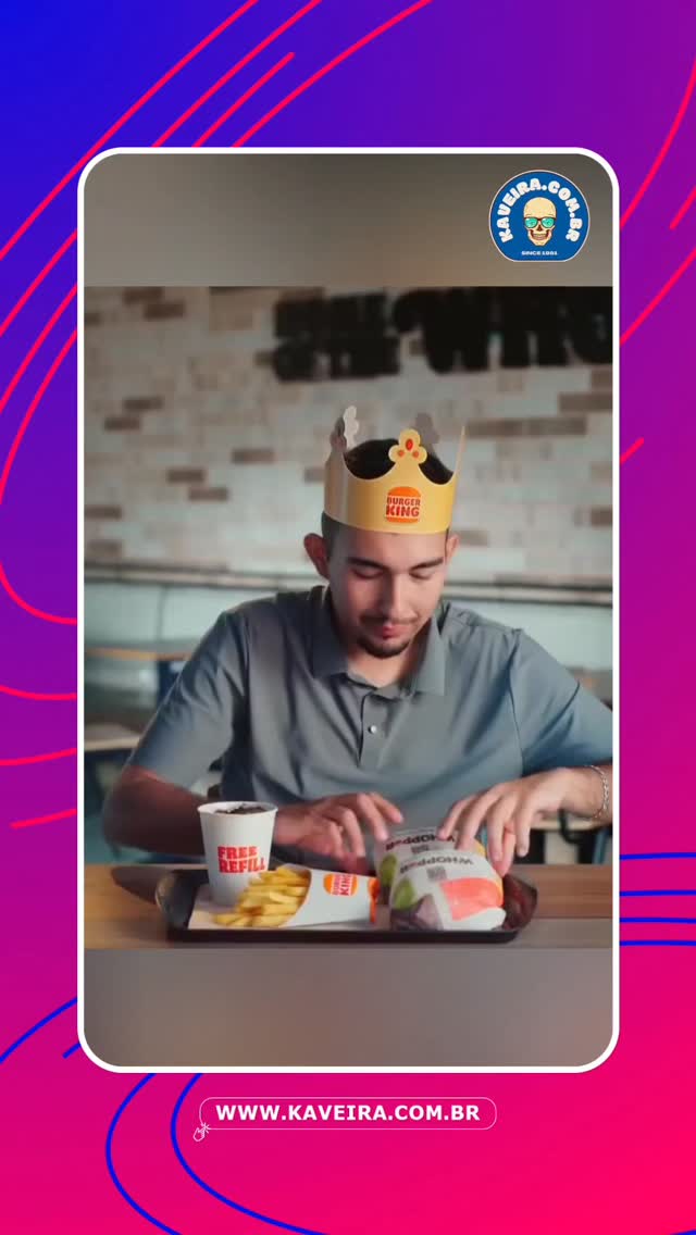 Após desaparecer no Pico Paraná, jovem reaparece em campanha do Burger King

Dias depois de viralizar nacionalmente por ter ficado desaparecido no Pico Paraná, o jovem Roberto Farias Thomaz voltou a repercutir nas redes sociais — desta vez, ao participar de uma campanha publicitária do Burger King.

No vídeo, Roberto aparece usando o tradicional chapéu de papel da marca e, em tom bem-humorado, faz referência à aventura vivida na montanha. A ação foi interpretada por muitos internautas como uma resposta criativa ao enorme engajamento gerado pelo caso.

O desaparecimento mobilizou bombeiros, voluntários e familiares durante cinco dias de buscas. Roberto foi encontrado com vida em uma fazenda no litoral do Paraná, após caminhar mais de 20 quilômetros sozinho pela mata.

Agora, a participação na publicidade marca um novo capítulo para o jovem, que transformou um grande susto em meme — e também em oportunidade nas redes sociais.